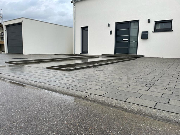 Hauseingang, Garage und Parkplatz