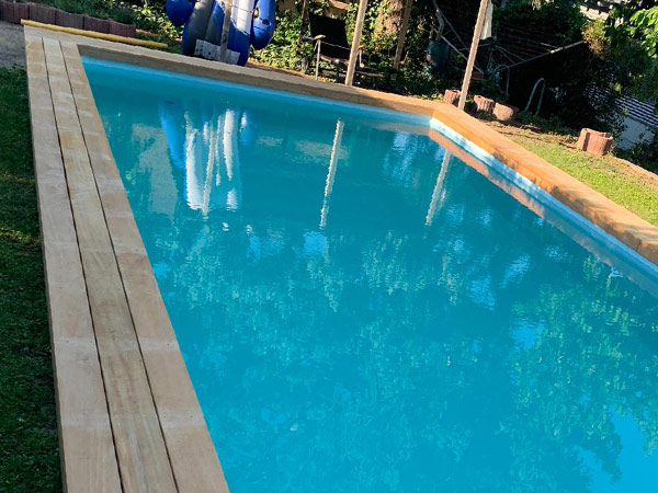 Pool mit Holzrand
